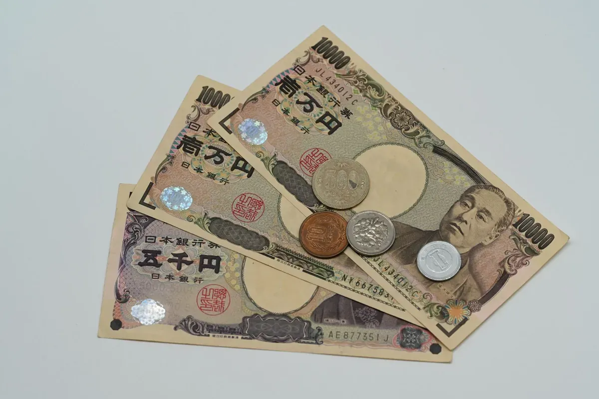 Japanische Yen-Scheine und -Münzen auf einer flachen Unterlage